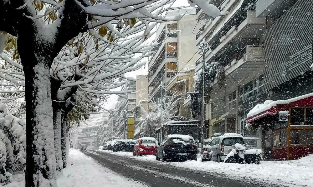 Αλλάζει το σκηνικό του καιρού: Εισβολή ψυχρής μάζας φέρνει χιόνια και σε χαμηλά υψόμετρα